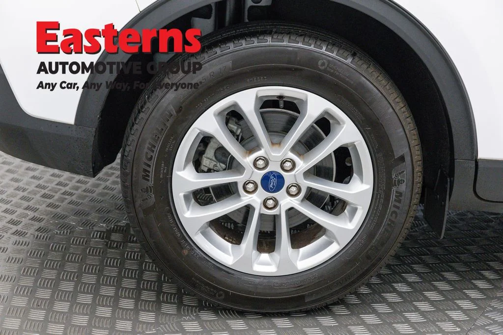 Used 2022 White Ford SE image 30