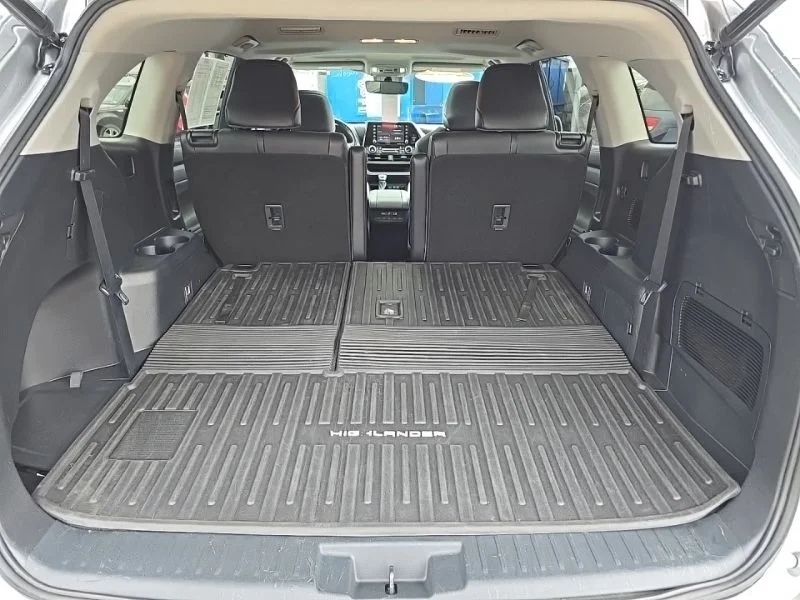 Used 2021 Silver Toyota XLE image 32