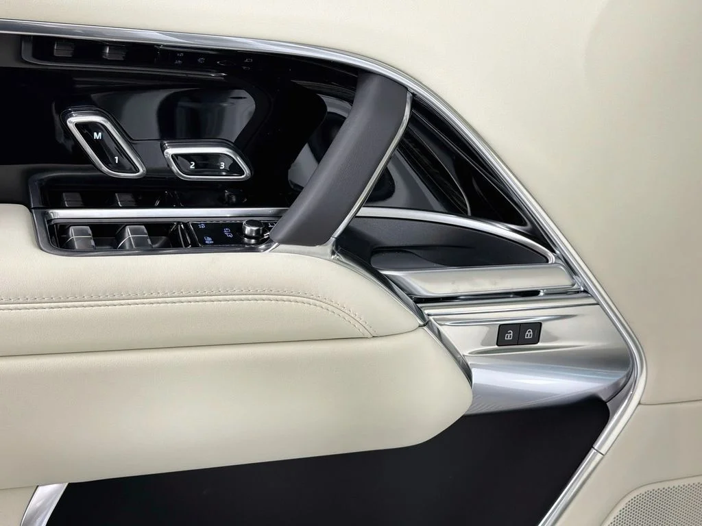 New 2026 Fuji White Land Rover SE image 18