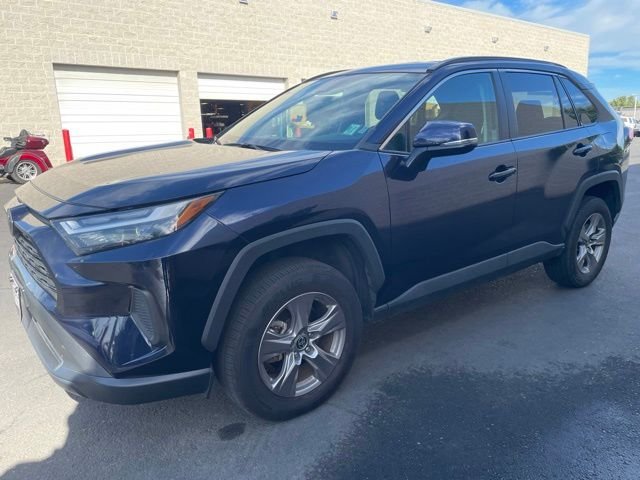 Used 2025  Toyota XLE image 3