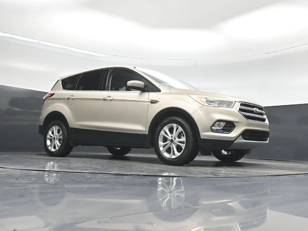 Used 2017 Gold Ford SE image 3