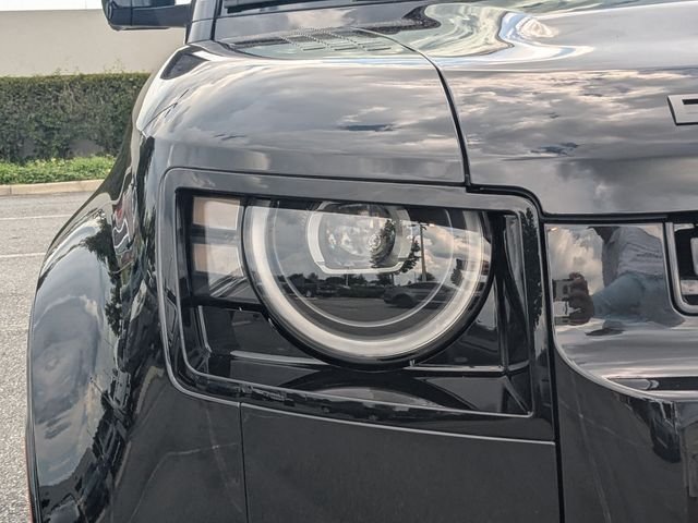 New 2026 Santorini Black Land Rover X-Dynamic SE image 9