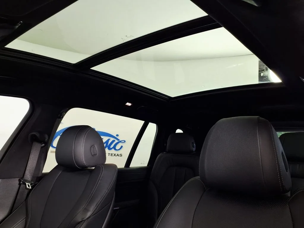 Used 2022 Mineral White M BMW xDrive40i image 16