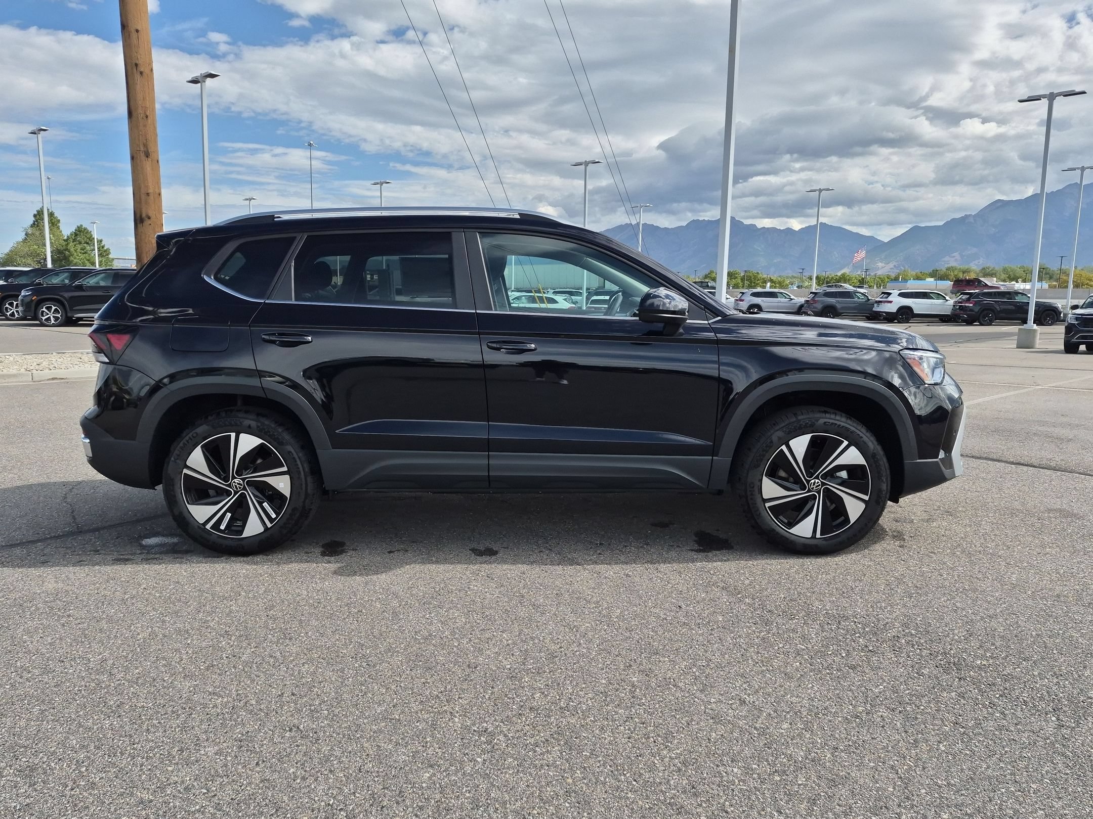 New 2026 Deep Black Pearl Volkswagen SE image 2