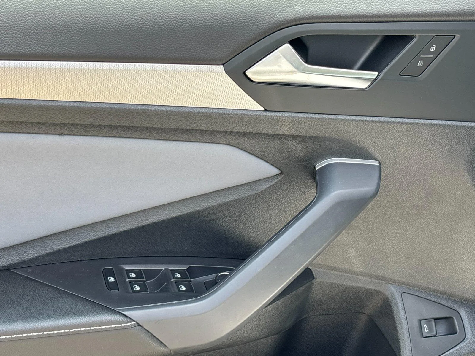 New 2026 Opal White Pearl Volkswagen SE image 14