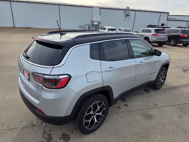 New 2026 Silver Zynith Metallic Clear-Coat Exterior Paint Jeep Limited image 7