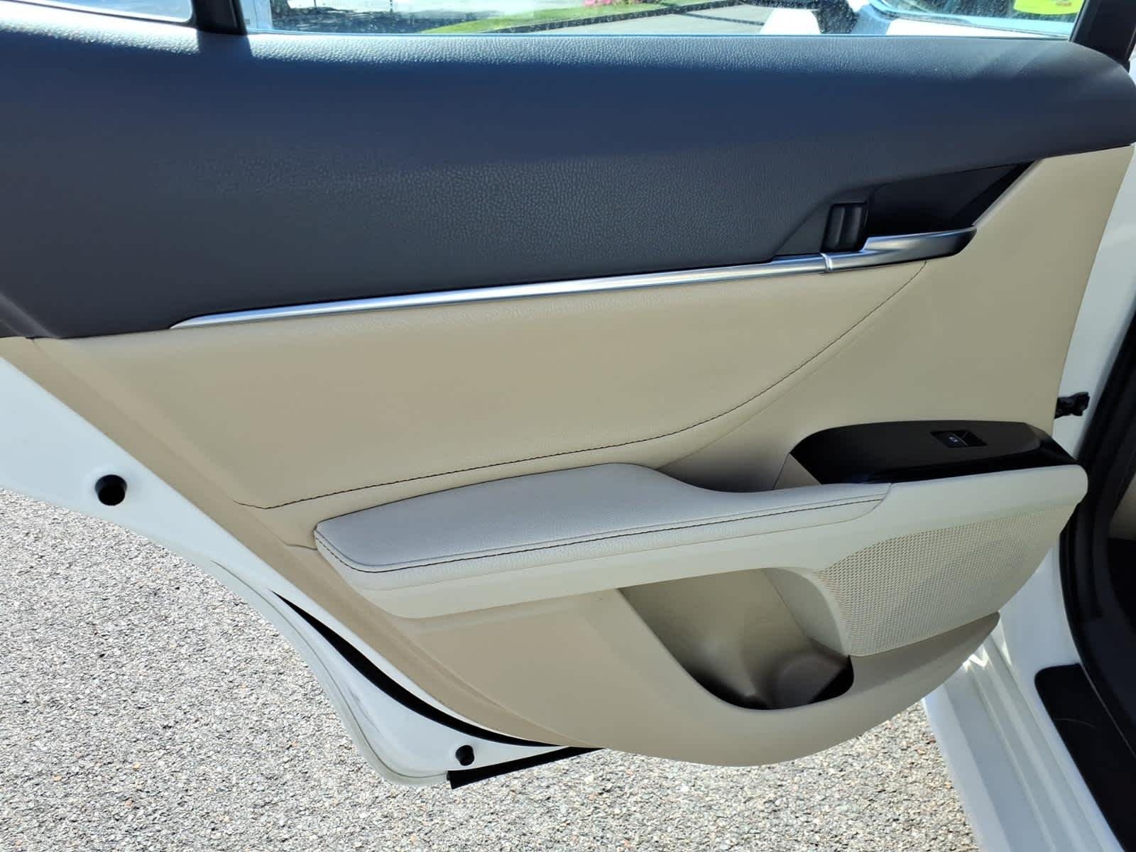 Used 2018 Super White Toyota XLE V6 image 11
