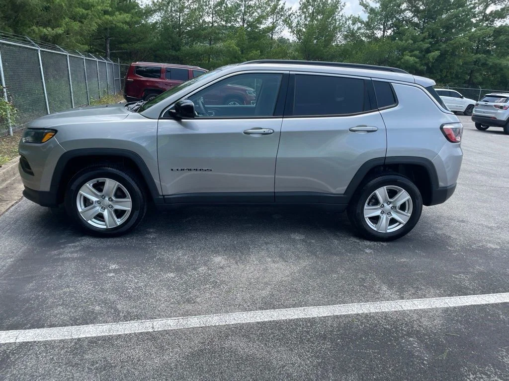Used 2022 Silver Jeep Latitude image 2