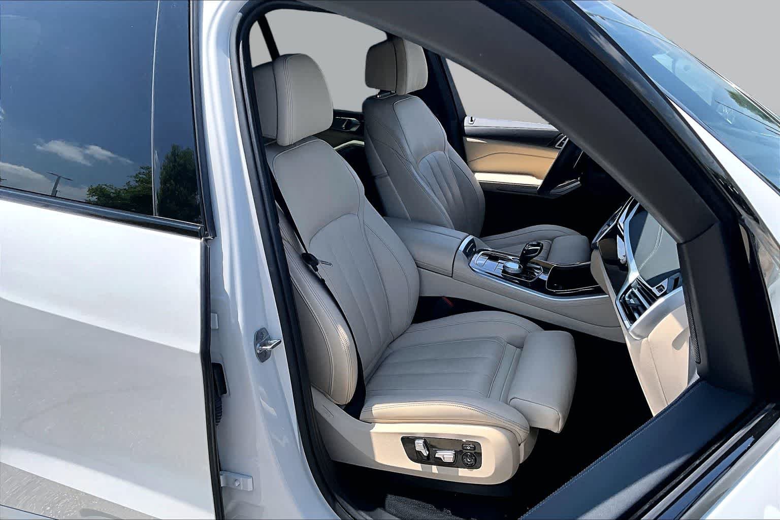 Used 2022 Mineral White Metallic BMW sDrive40i image 9