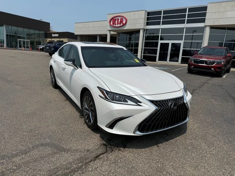 Used 2024 White Lexus 300h Luxury image 4