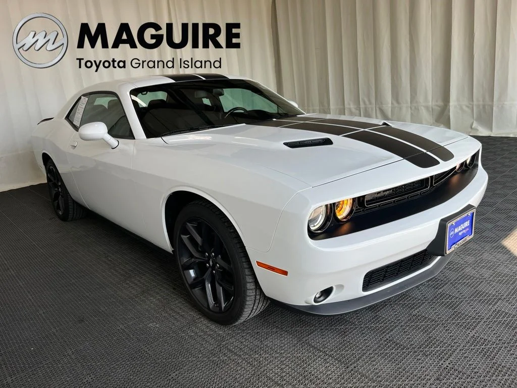 Used 2023 White Dodge SXT image 31
