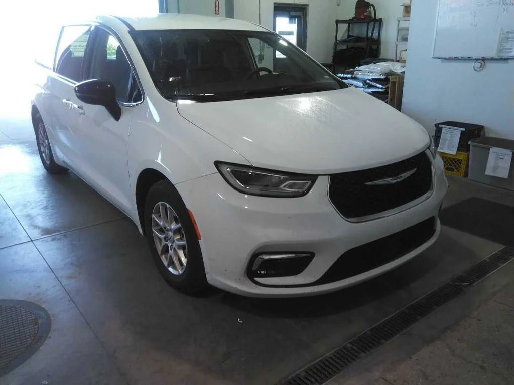 Used 2024 White/off-white Chrysler Touring L image 6
