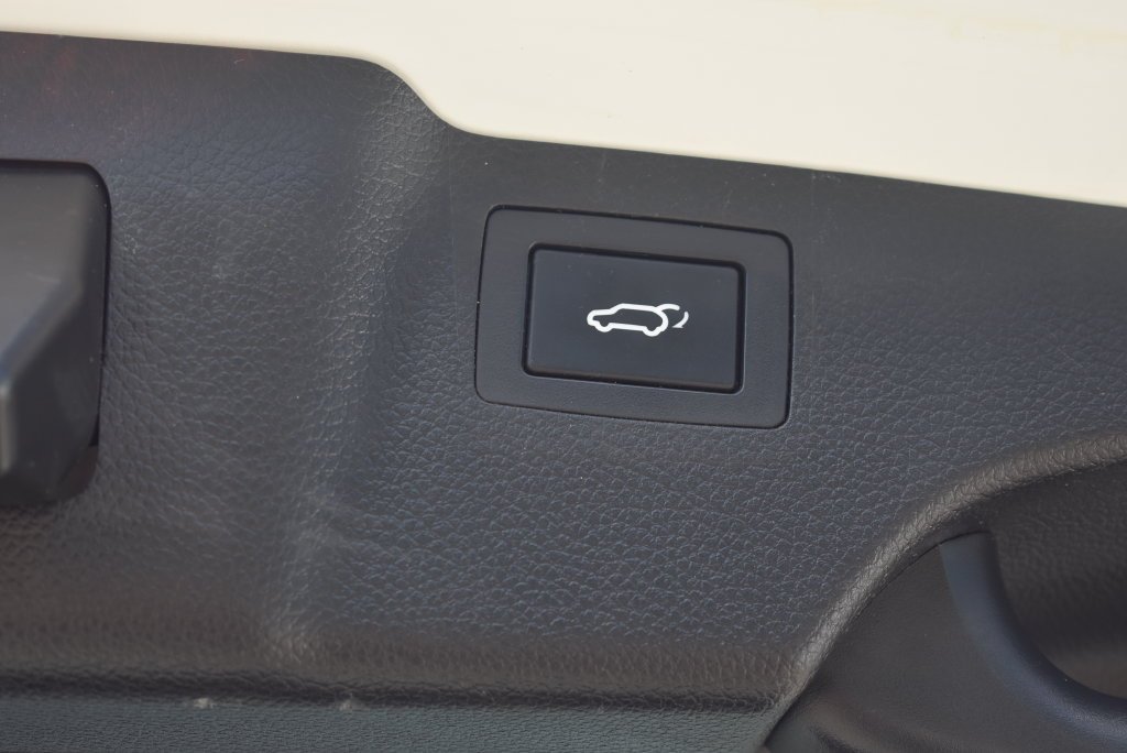 Used 2018 White Hyundai 2.4 Base image 10