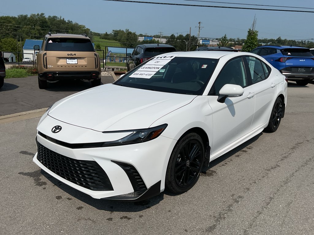 Used 2025 Ice Cap Toyota SE image 4