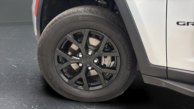 Used 2024 Silver Jeep Altitude X image 32