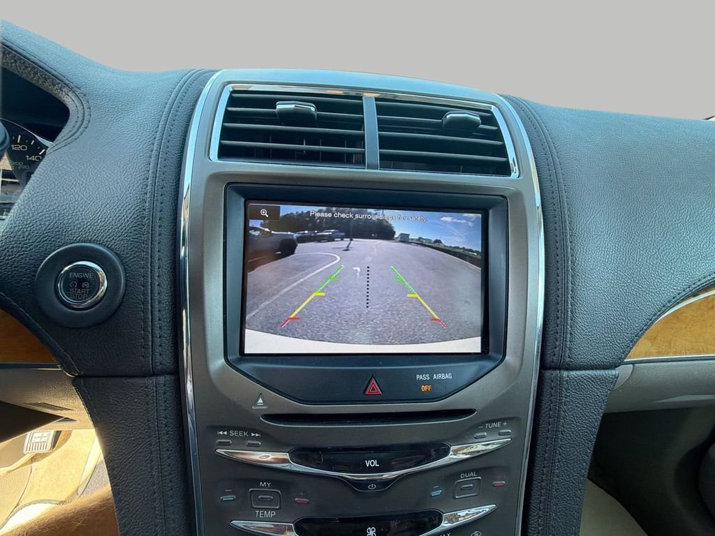 Used 2013 White Lincoln Base image 18