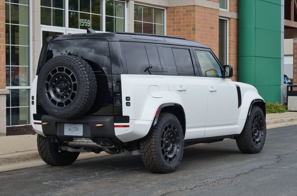 New 2026 Fuji White Land Rover OCTA image 6