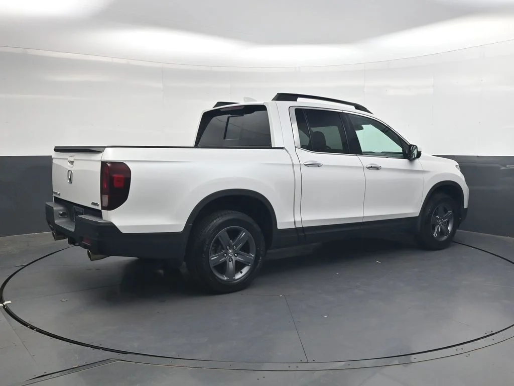Certified Used 2023 Platinum White Pearl Honda RTL-E image 4
