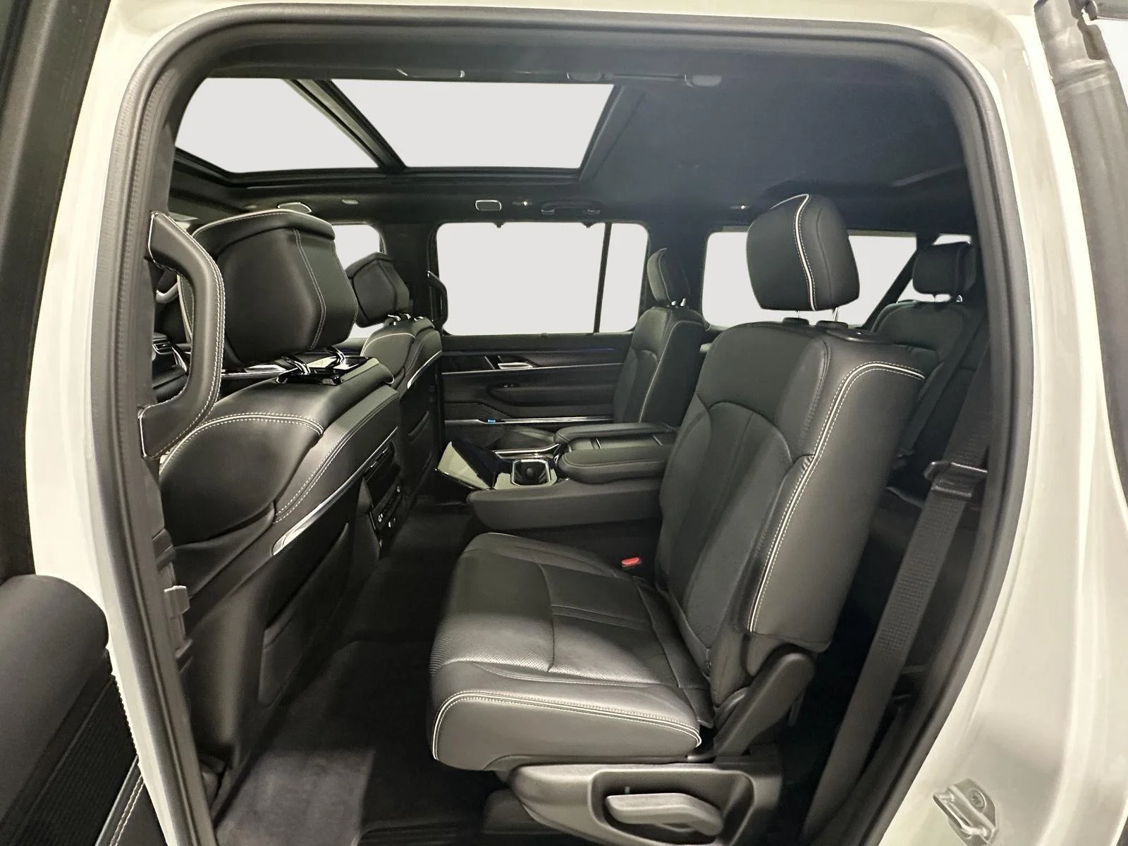 Used 2024 White Jeep Series II image 23