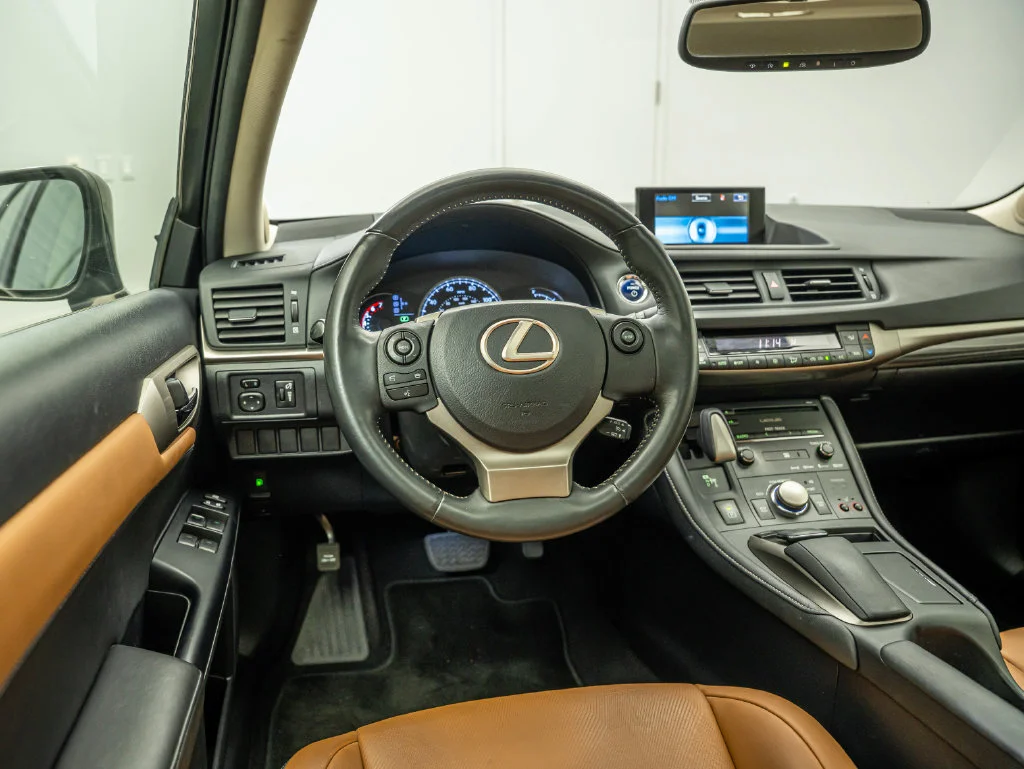 Used 2014 Pearl Lexus 200h image 32