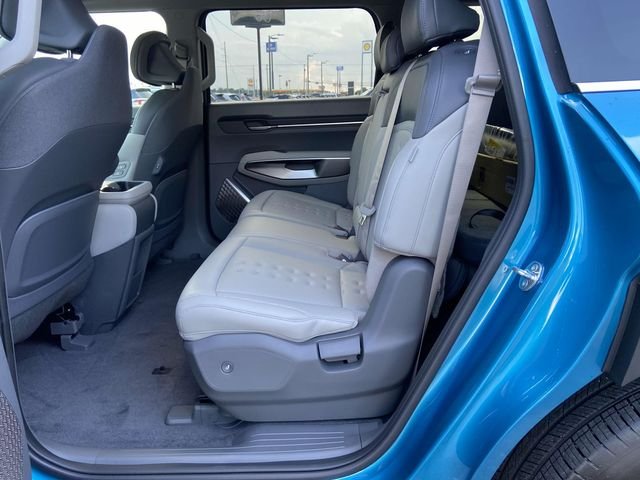 New 2026 Ocean Blue Kia Wind AWD image 9