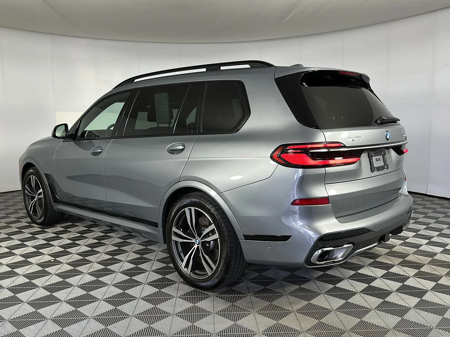Used 2024 Skyscraper Grey Metallic BMW xDrive40i image 24