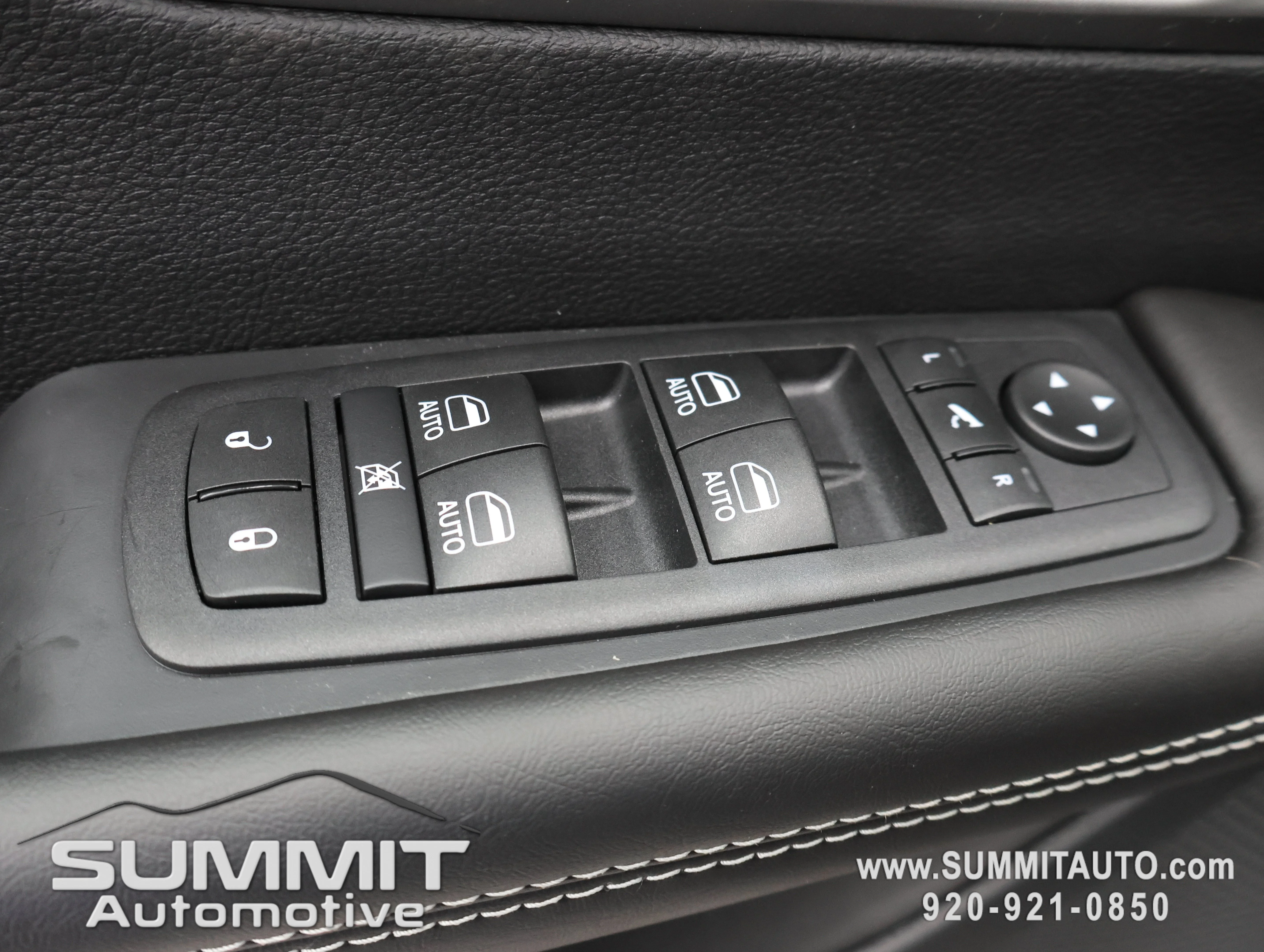 New 2027 Diamond Black Crystal Pearl-Coat Exterior Paint Chrysler Limited image 55
