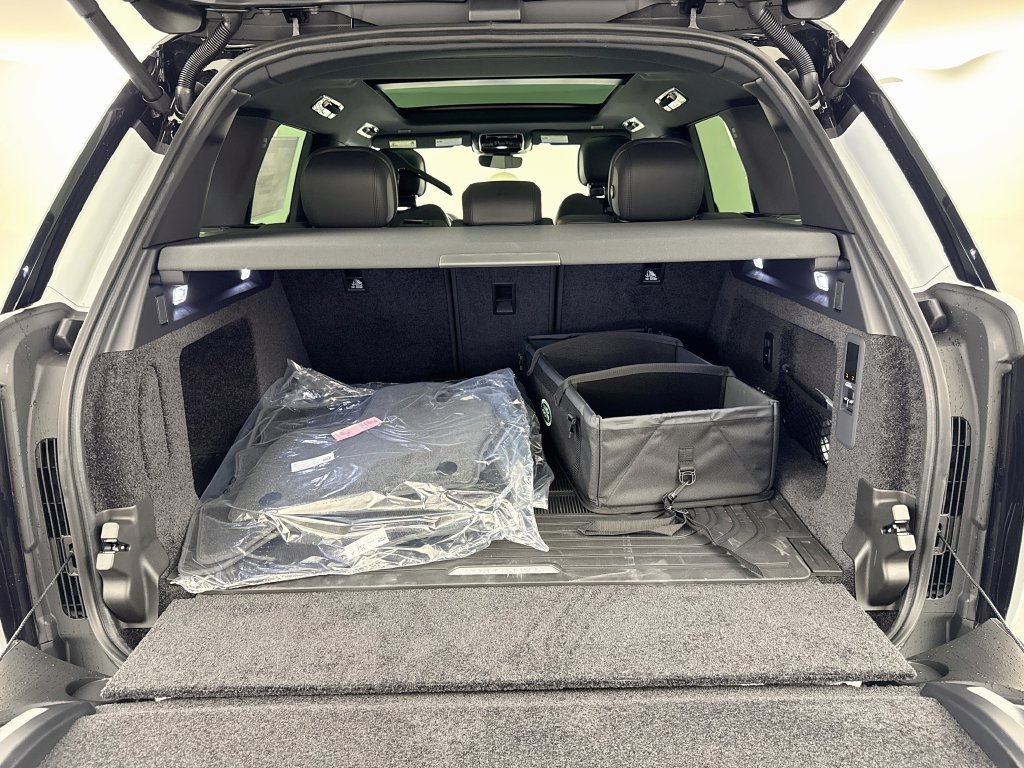 New 2027 Fuji White Land Rover SE image 28