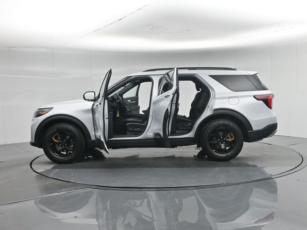 New 2026 Space White Metallic Ford Tremor image 4