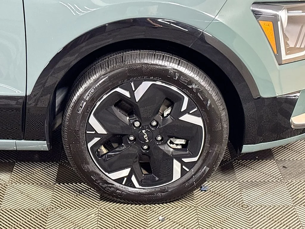 Used 2024 Green Kia Wind image 23