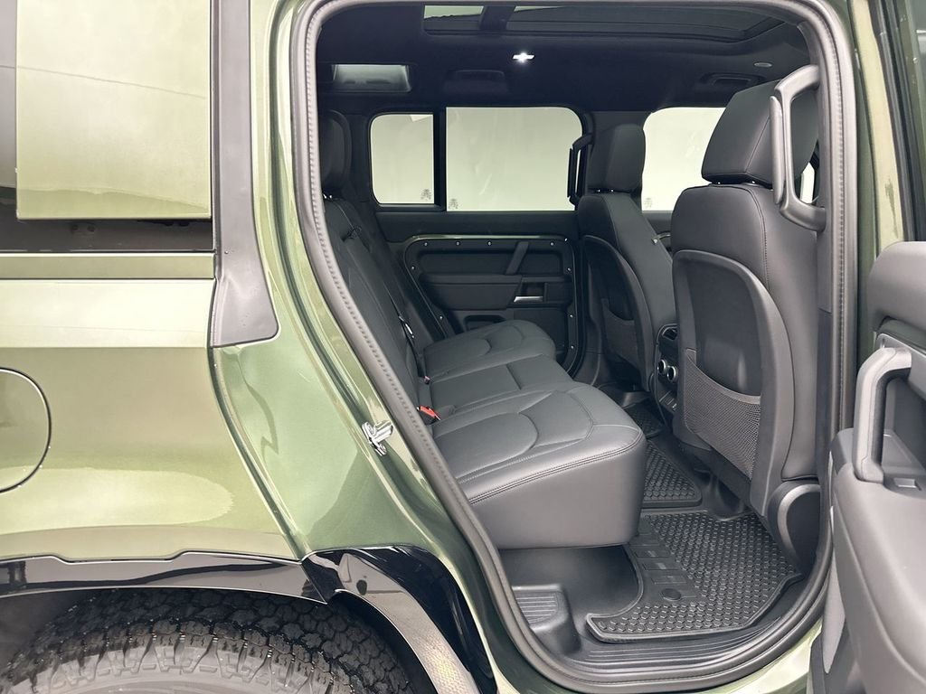 New 2026 Woolstone Green Land Rover X-Dynamic SE image 7