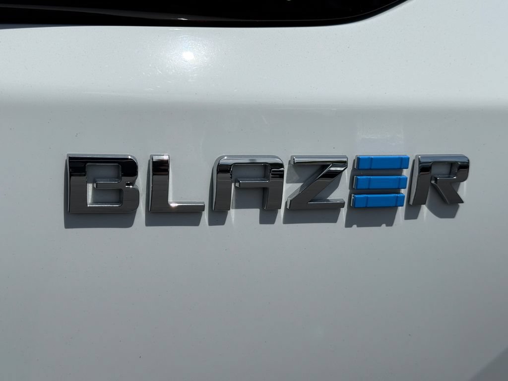 Used 2024 Summit White Chevrolet LT image 10
