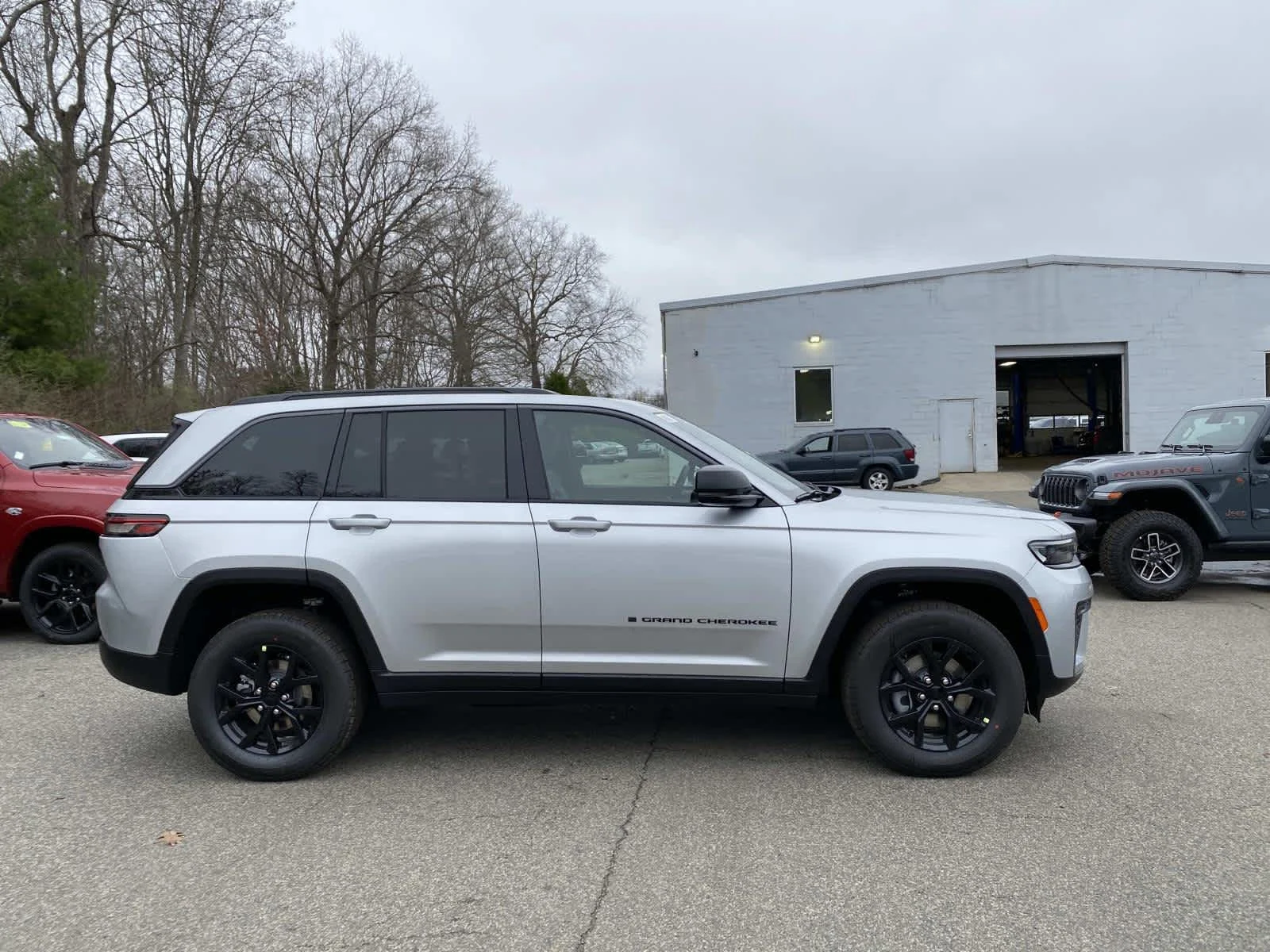 New 2026 Silver Zynith Jeep Laredo Altitude image 2