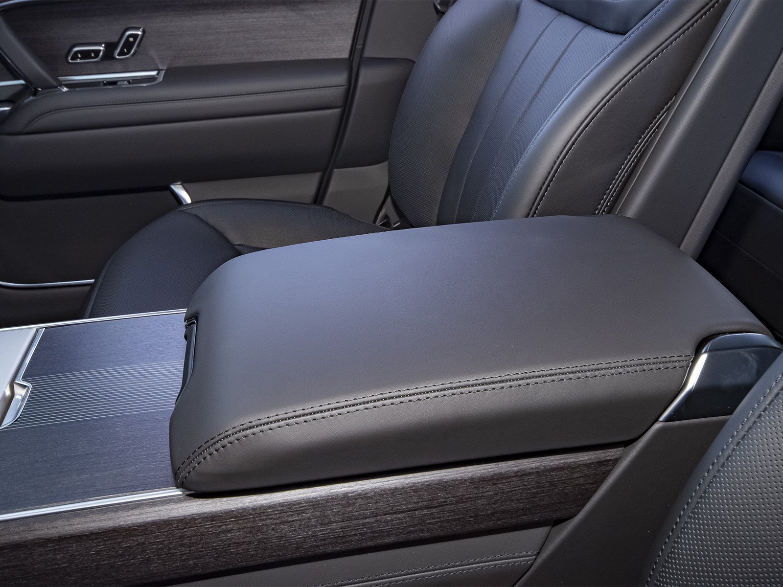New 2026 Fuji White Land Rover Autobiography image 32