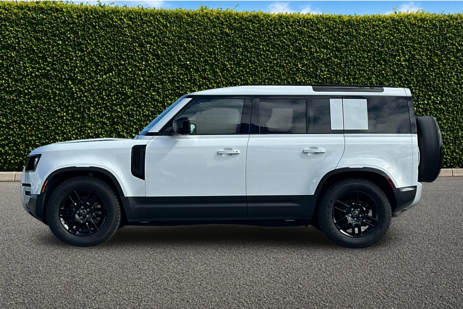 Used 2025  Land Rover S image 7
