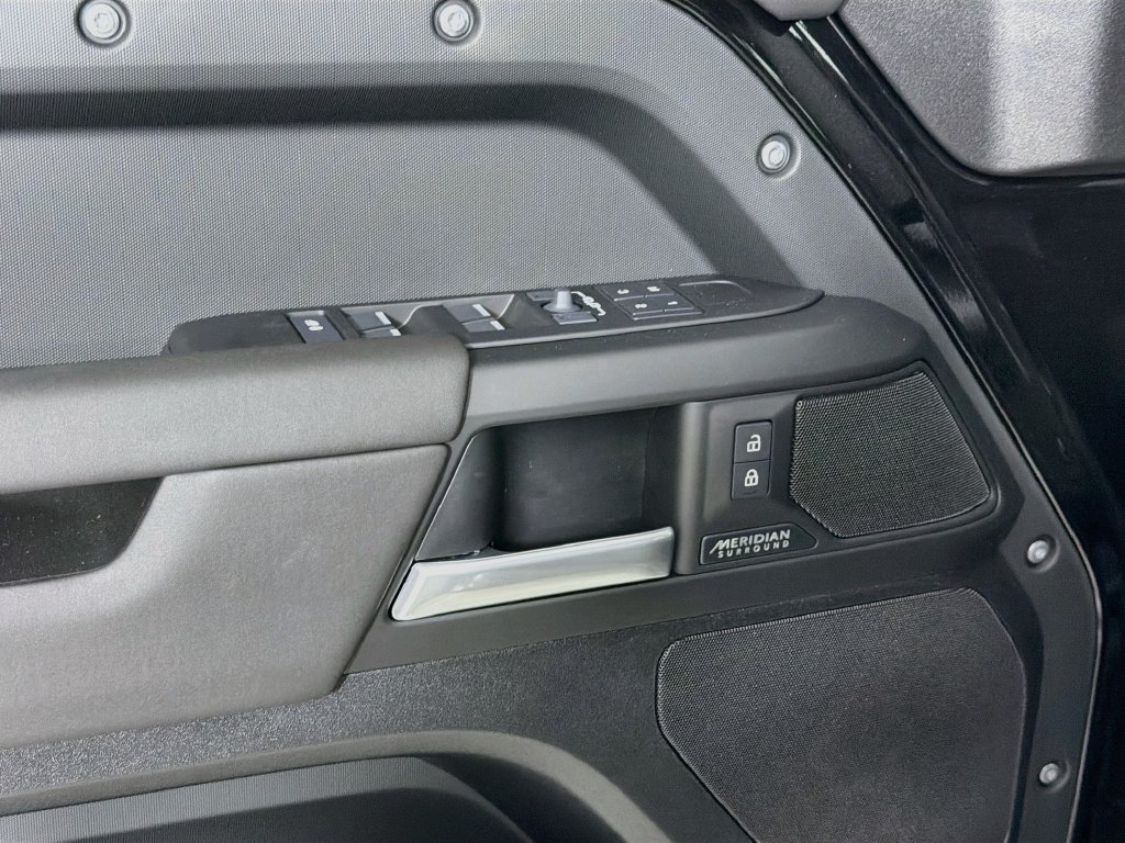 New 2026 Santorini Black Land Rover X-Dynamic SE image 18