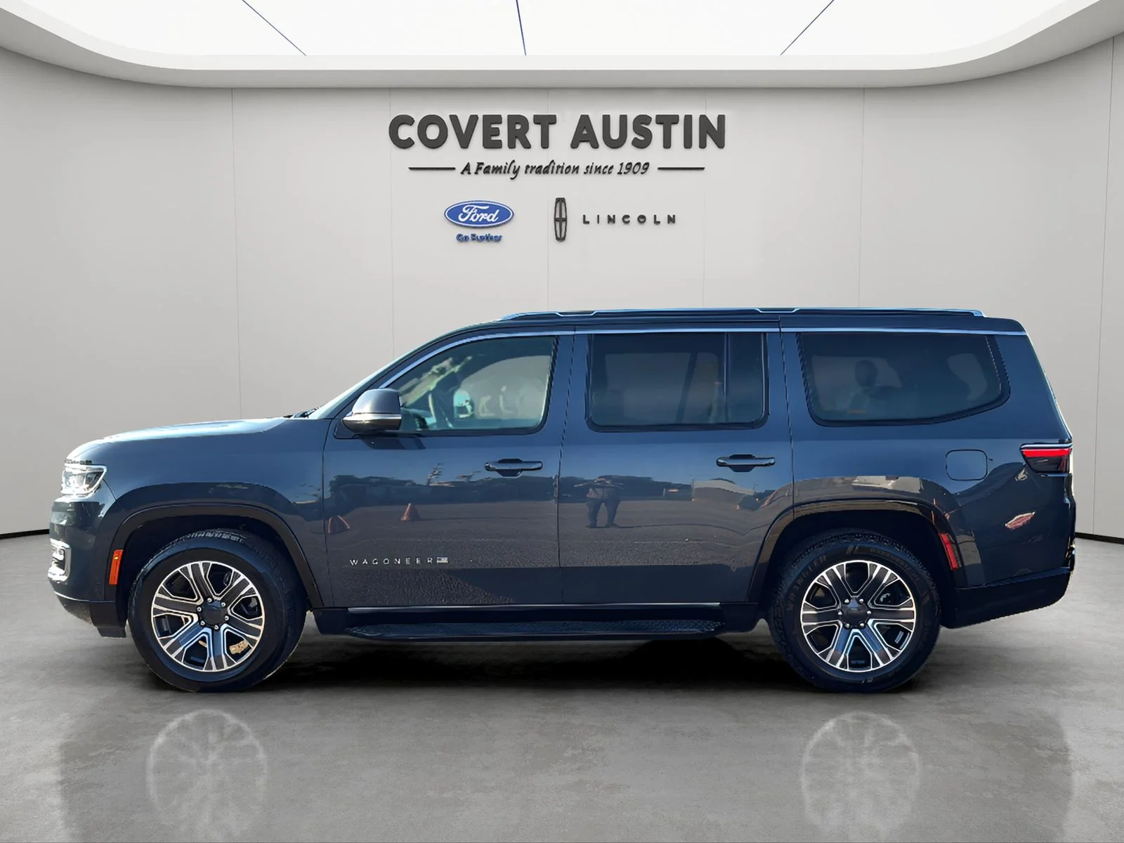 Used 2024  Jeep Series II image 2