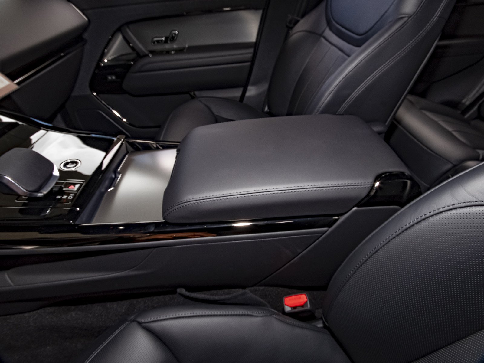 New 2026 Santorini Black Land Rover SE image 29
