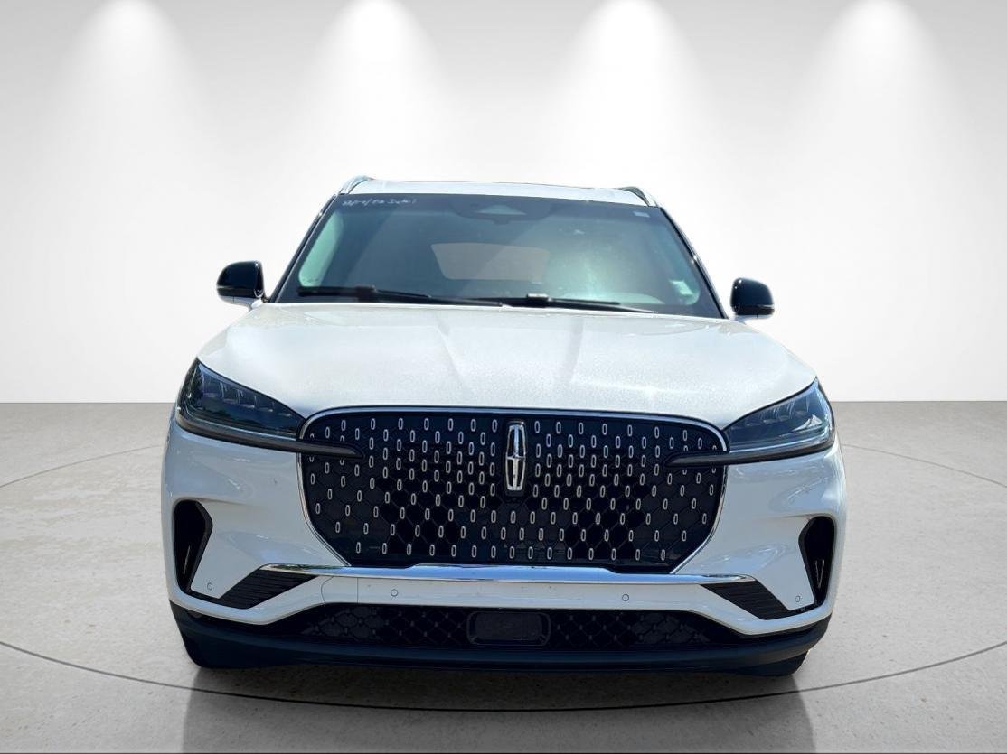 Used 2025 Pristine White Metallic Tri-Coat Lincoln Premiere image 8