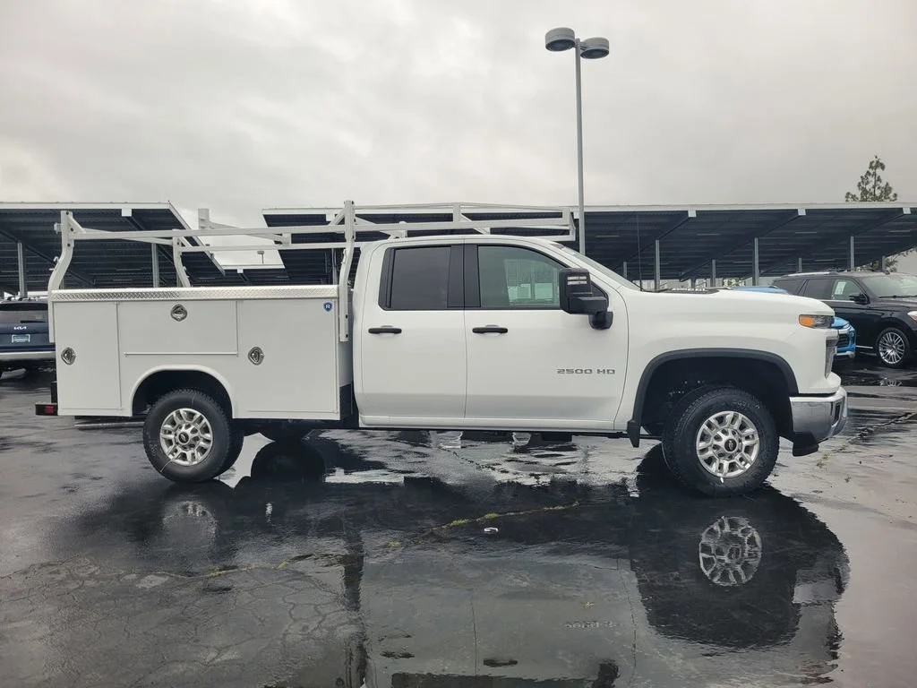 New 2026 Summit White Chevrolet WT image 3