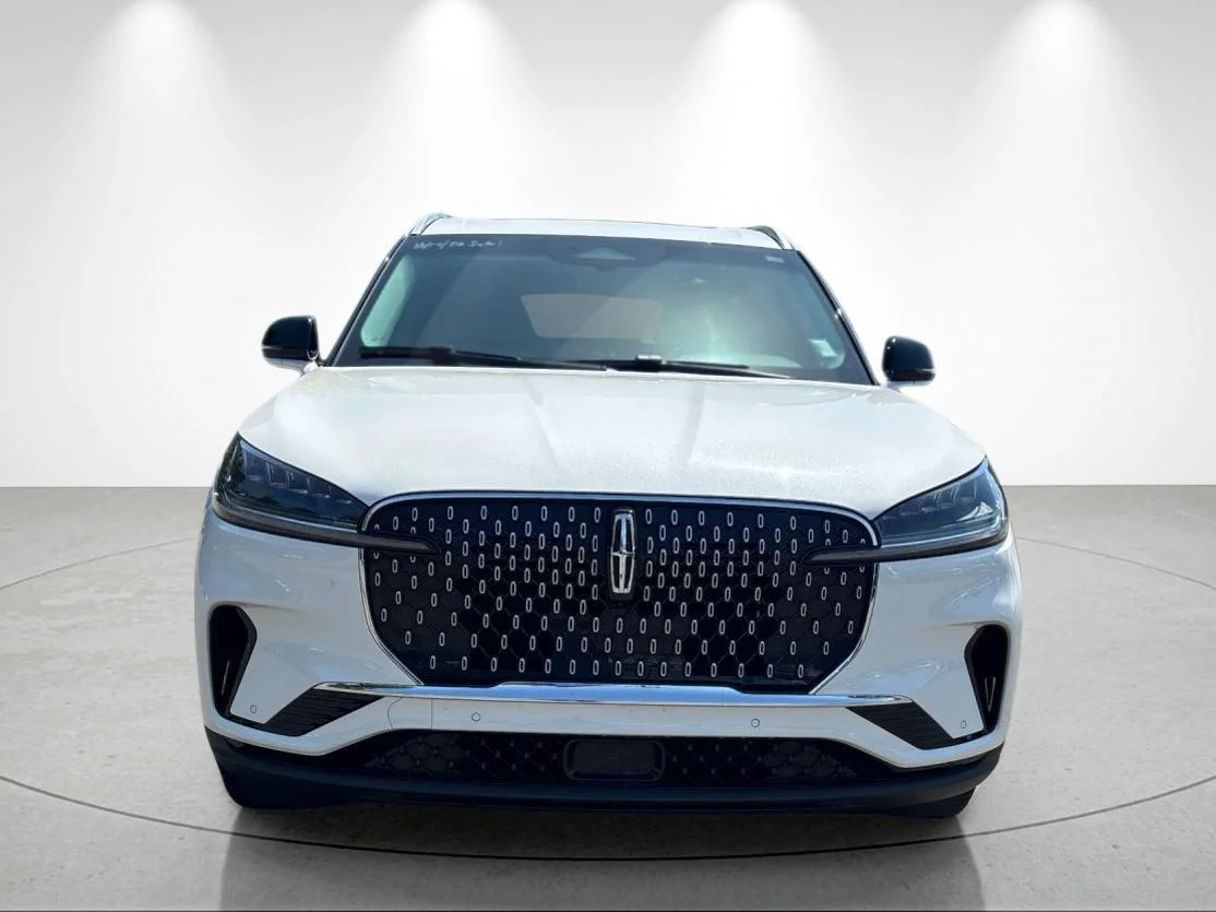 Used 2025 Pristine White Metallic Tri-Coat Lincoln Premiere image 8