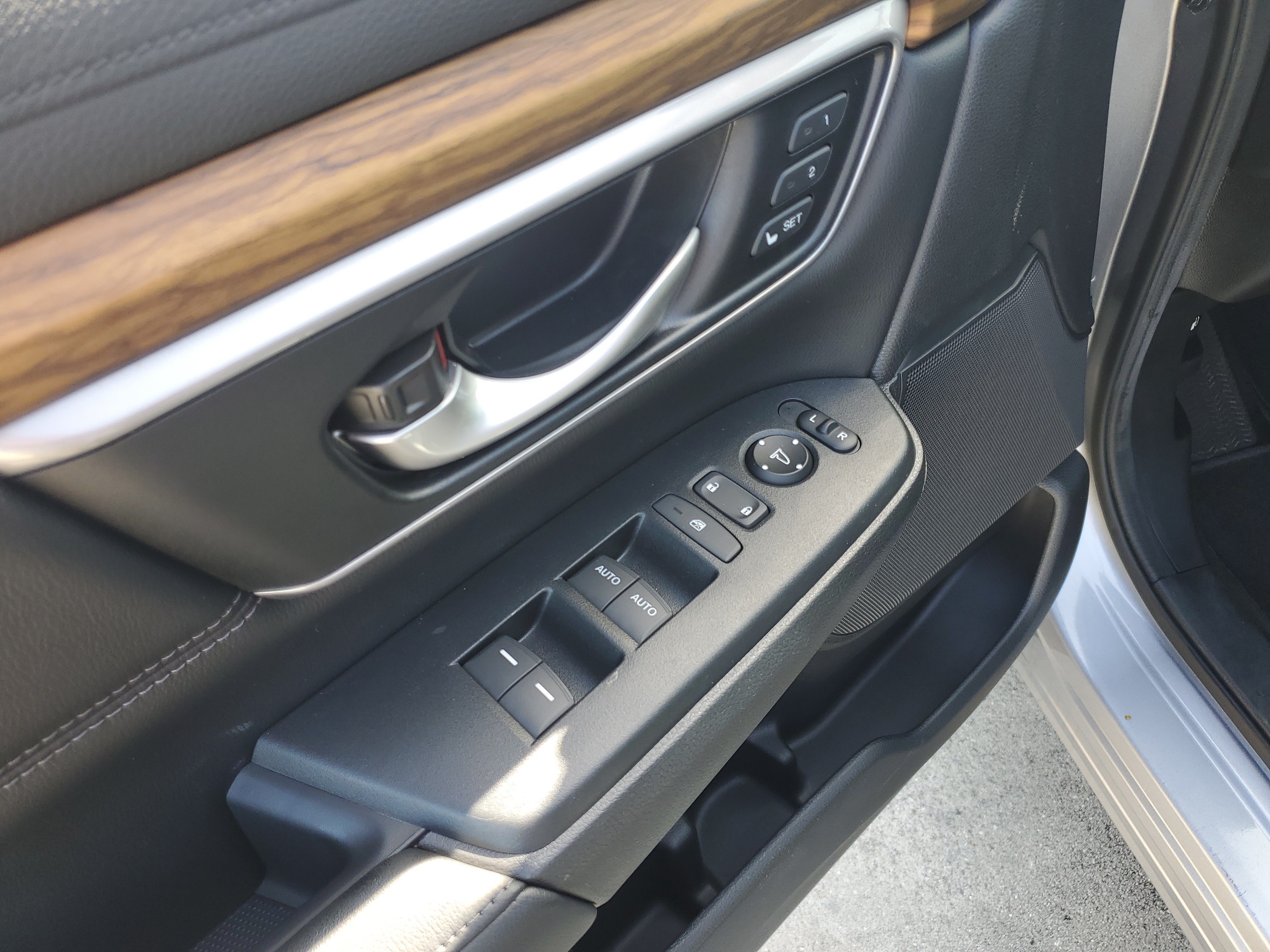 Used 2018 Silver Honda EX-L image 23