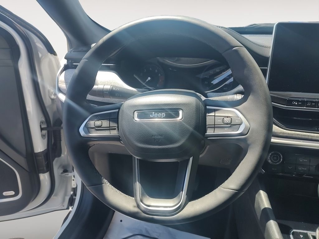 Used 2023 White Jeep Latitude Lux image 12