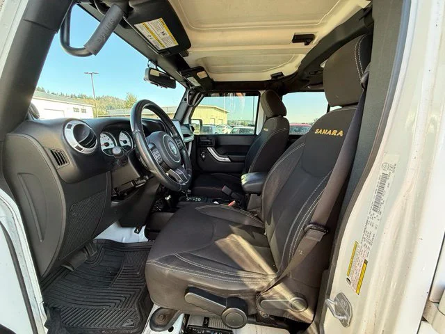 Used 2014 Bright White Clearcoat Jeep Unlimited Sahara image 11