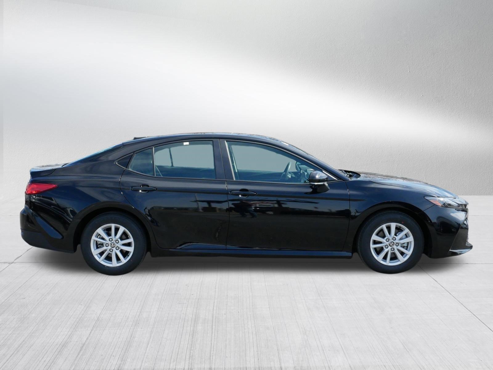 2025 Toyota Camry LE - Photo 8