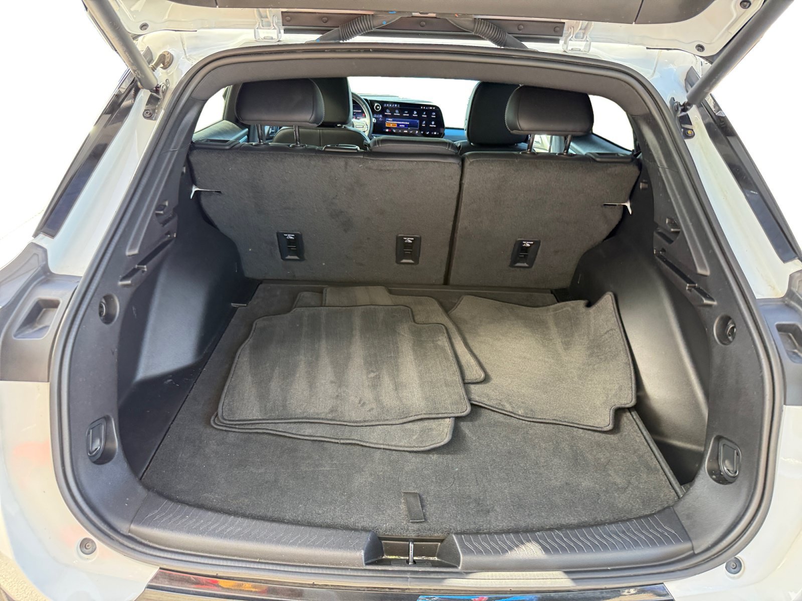 Used 2024 Summit White Chevrolet LT image 17