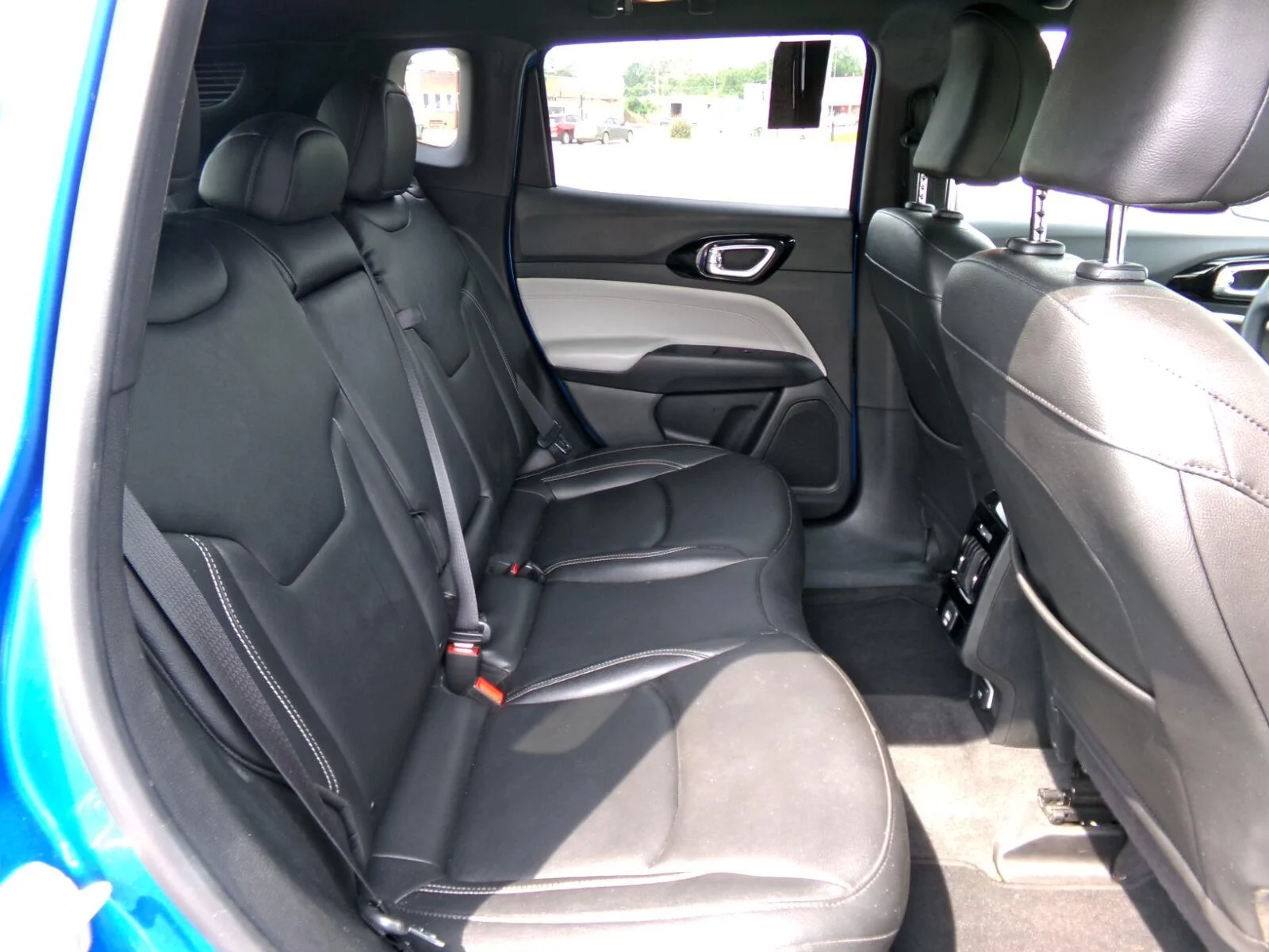 Used 2025 Hydro Blue Pearlcoat Jeep Limited image 14