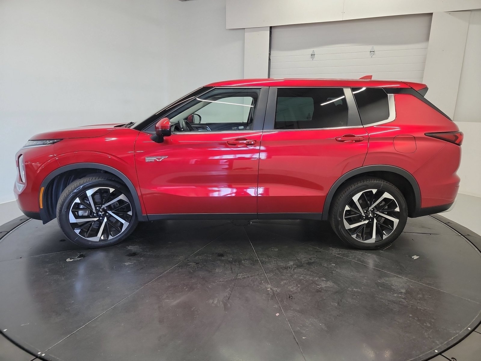 Used 2023 Red Diamond Mitsubishi SE image 4
