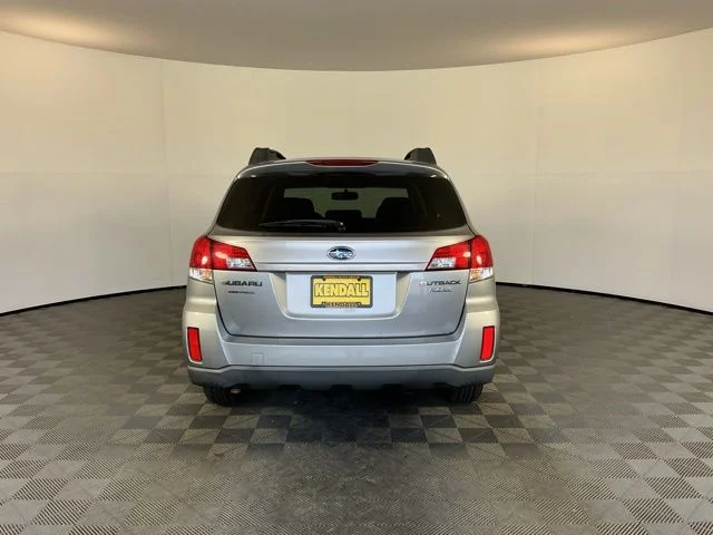 Used 2010  Subaru 2.5i Premium image 6