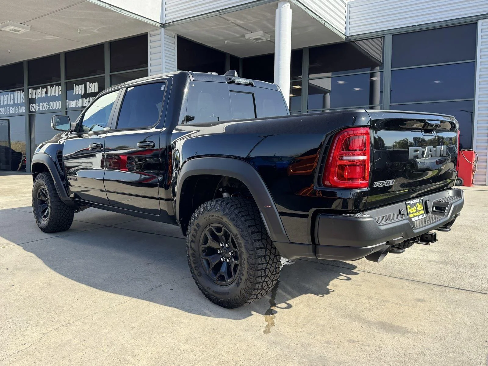 New 2026 Diamond Black Crystal Pearl-Coat Exterior Paint RAM RHO image 4